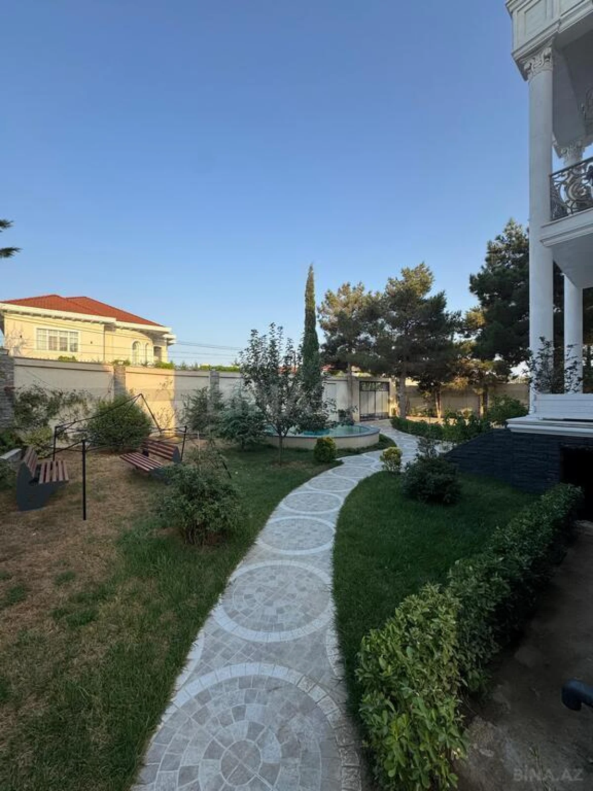 Satılır 5 otaqlı həyət evi 320 m²