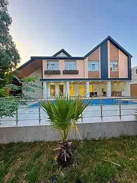 Satılır 5 otaqlı həyət evi 273 m²
