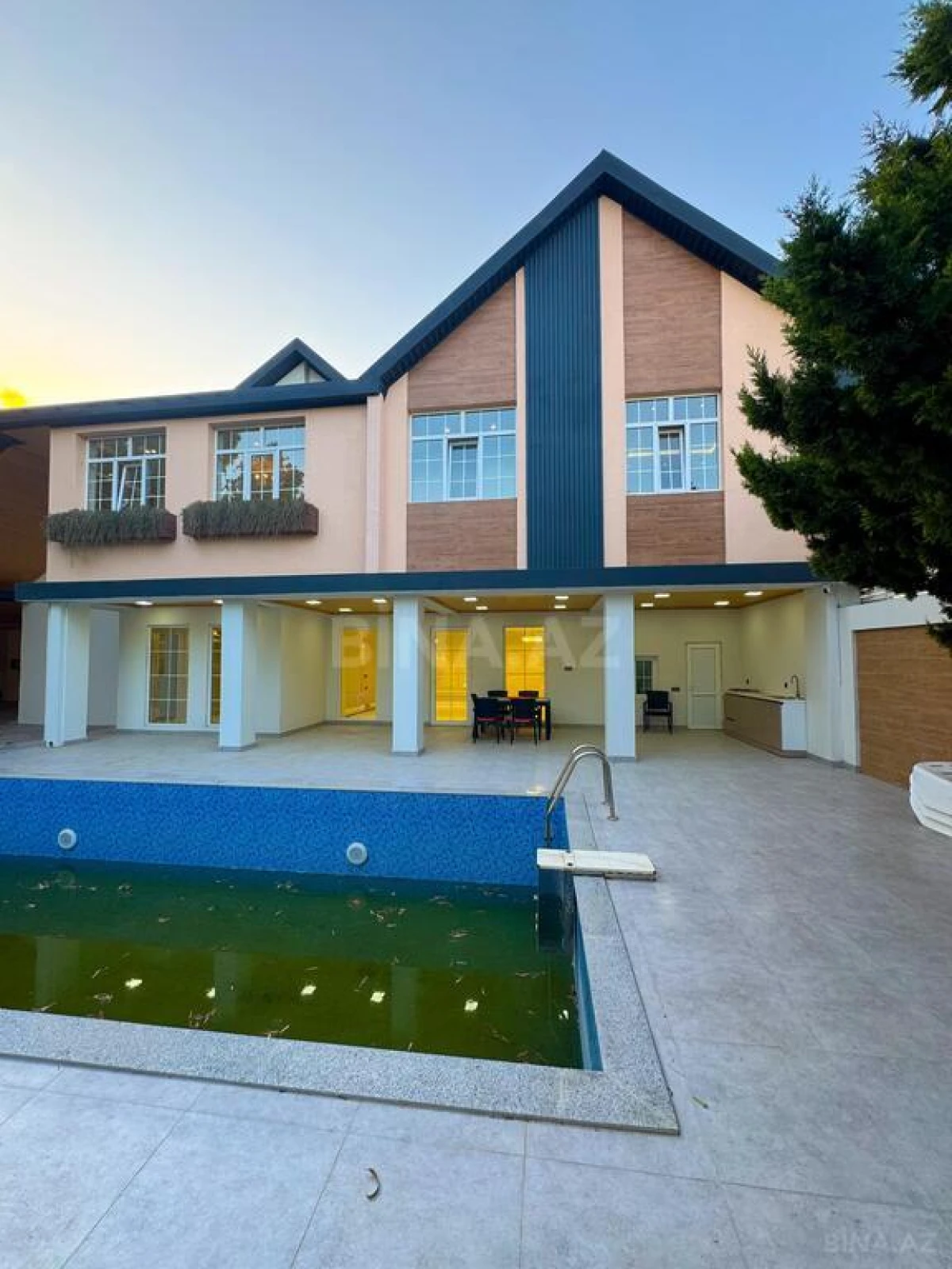 Satılır 5 otaqlı həyət evi 273 m²