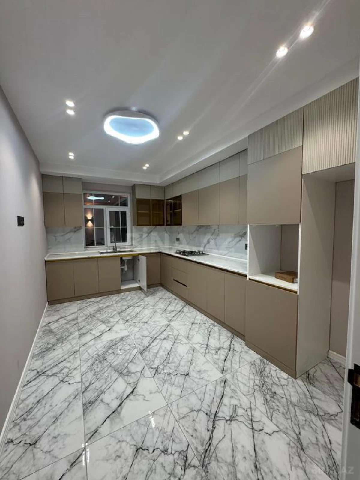 Satılır 5 otaqlı həyət evi 273 m²