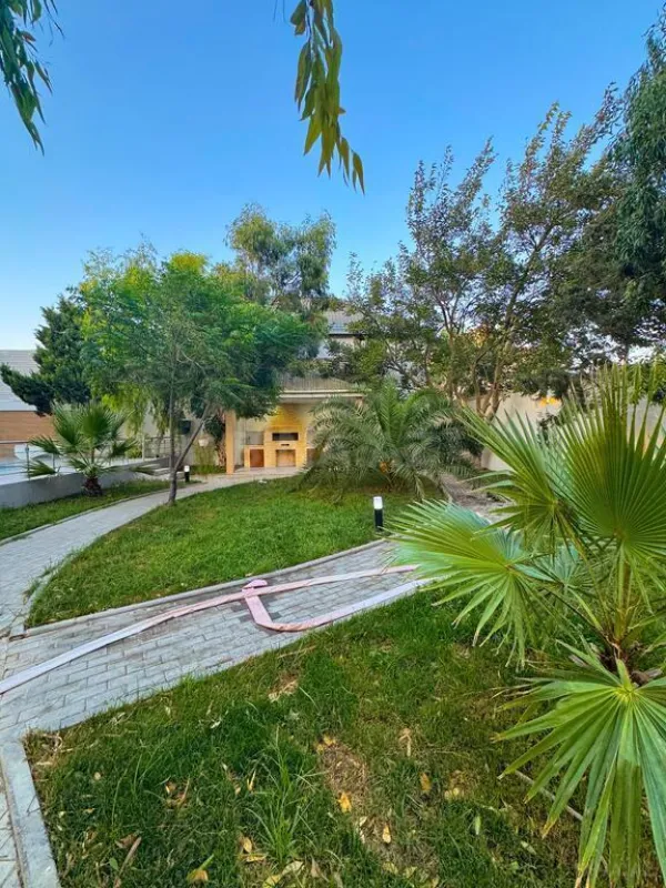 Satılır 5 otaqlı həyət evi 273 m²