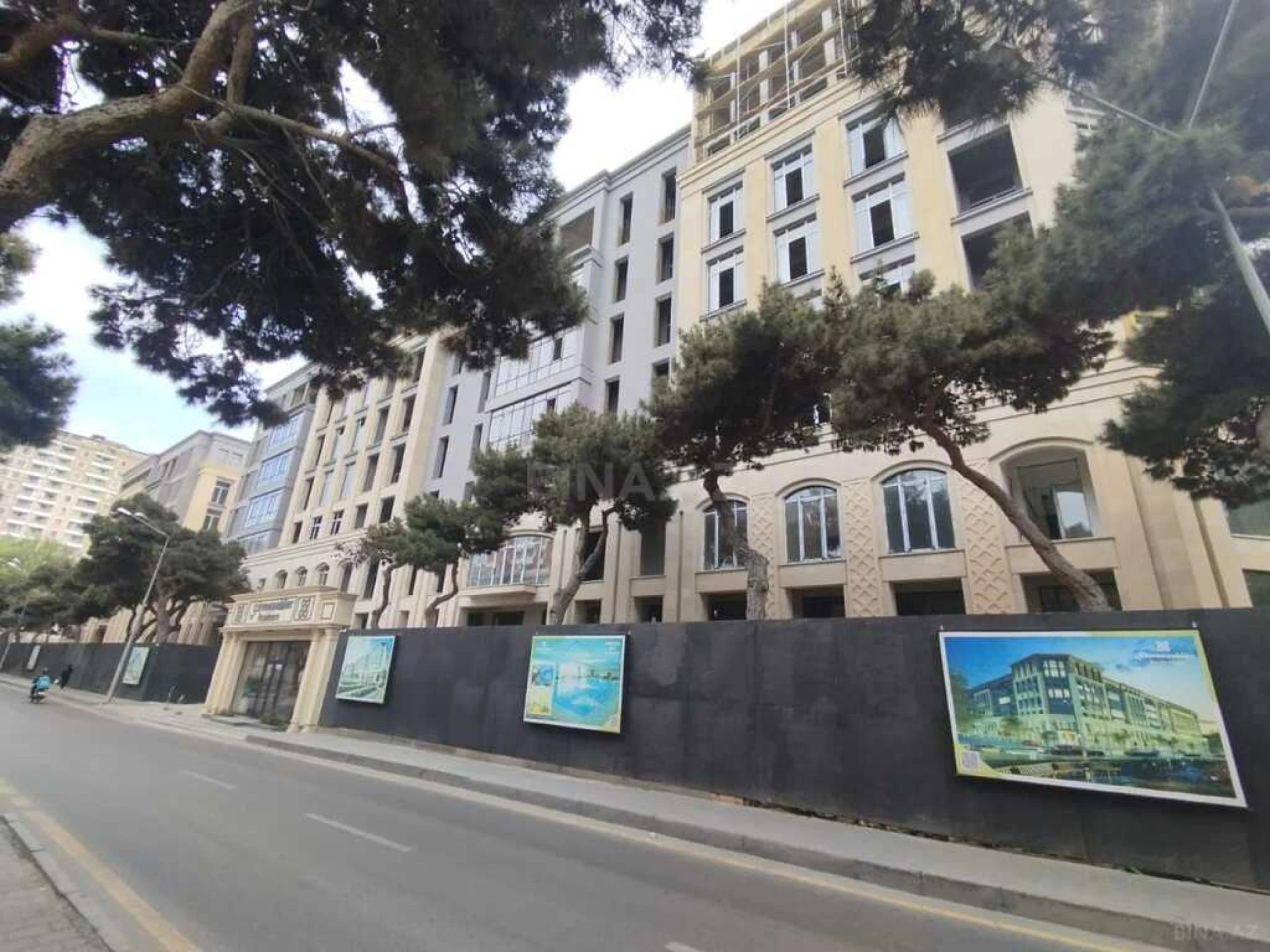 Satılır 4 otaqlı mənzil 261 m²