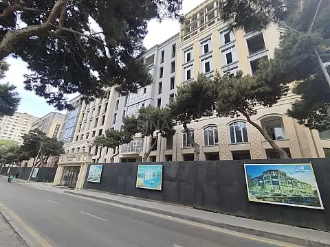 Satılır 4 otaqlı mənzil 261 m²