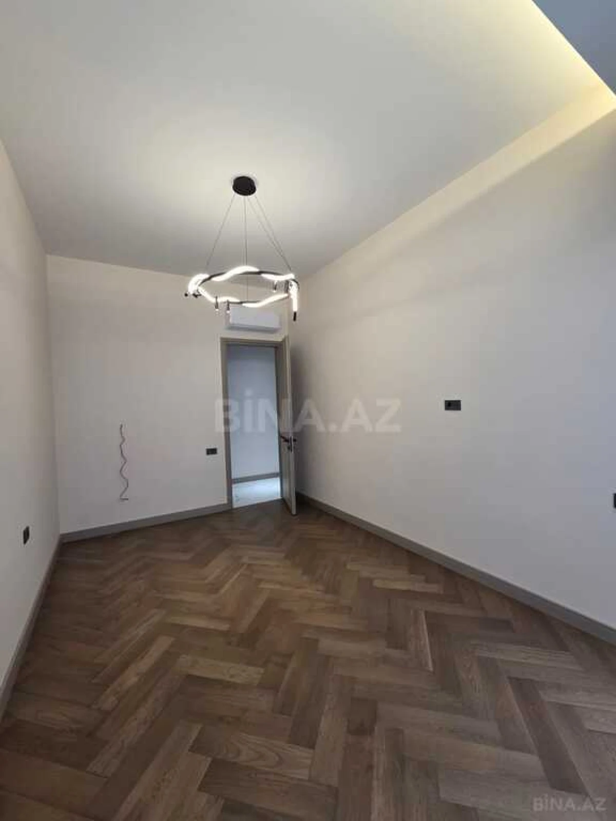 Satılır 4 otaqlı mənzil 200 m²