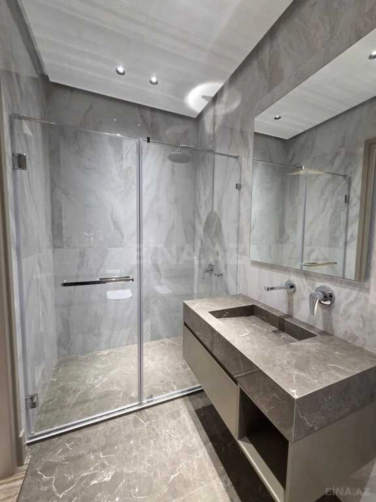 Satılır 4 otaqlı mənzil 200 m²