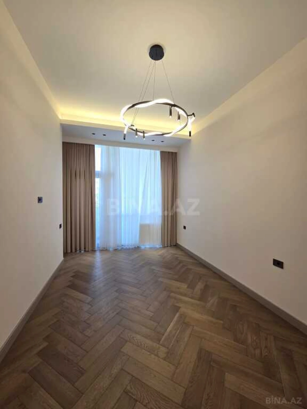 Satılır 4 otaqlı mənzil 200 m²