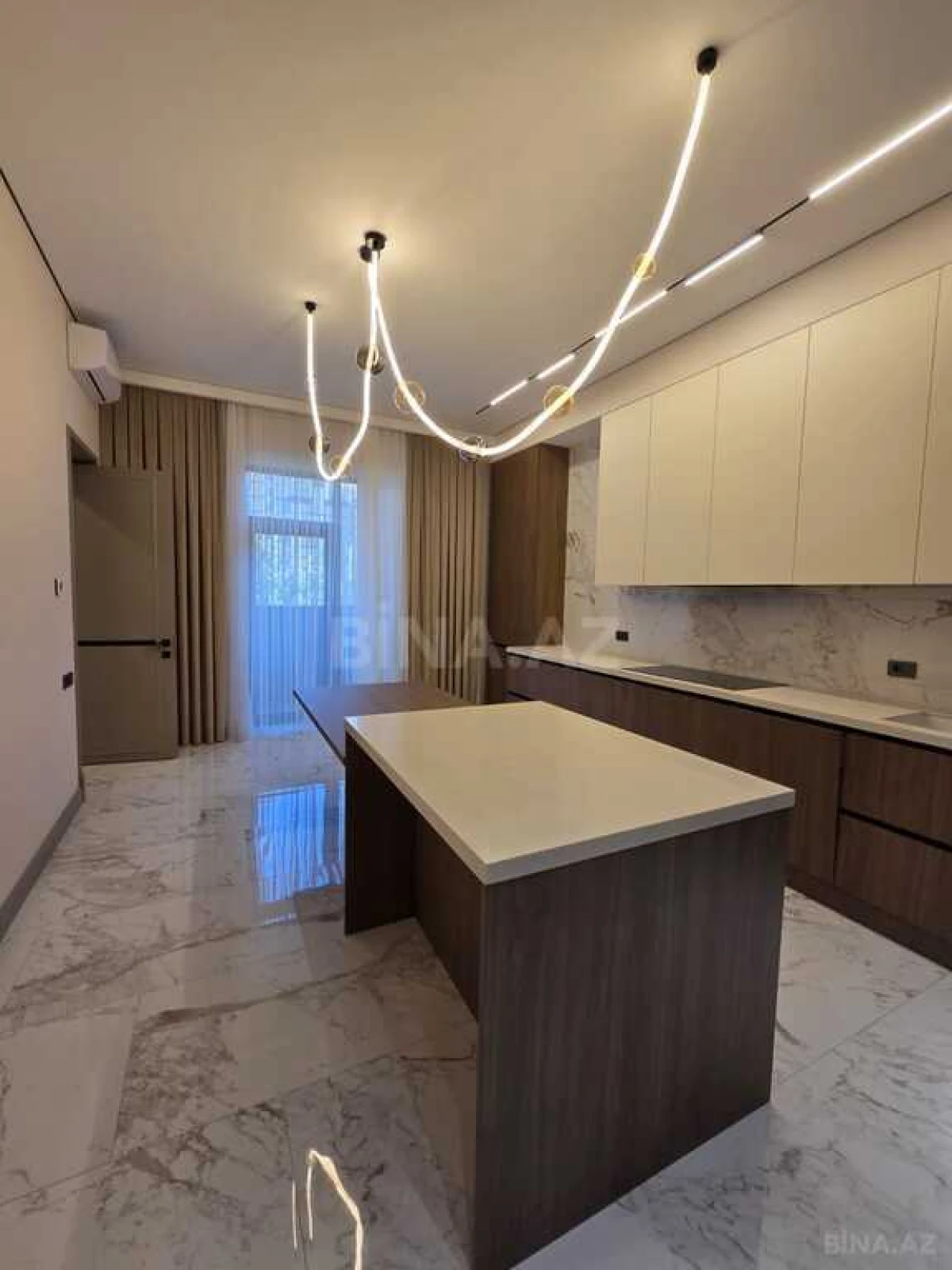 Satılır 4 otaqlı mənzil 200 m²
