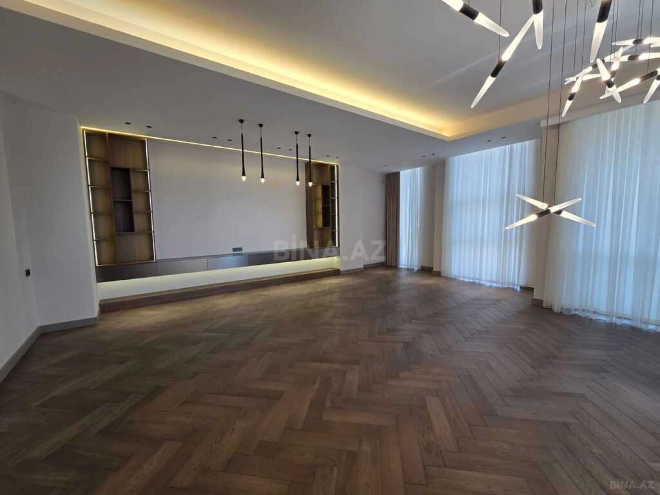 Satılır 4 otaqlı mənzil 200 m²