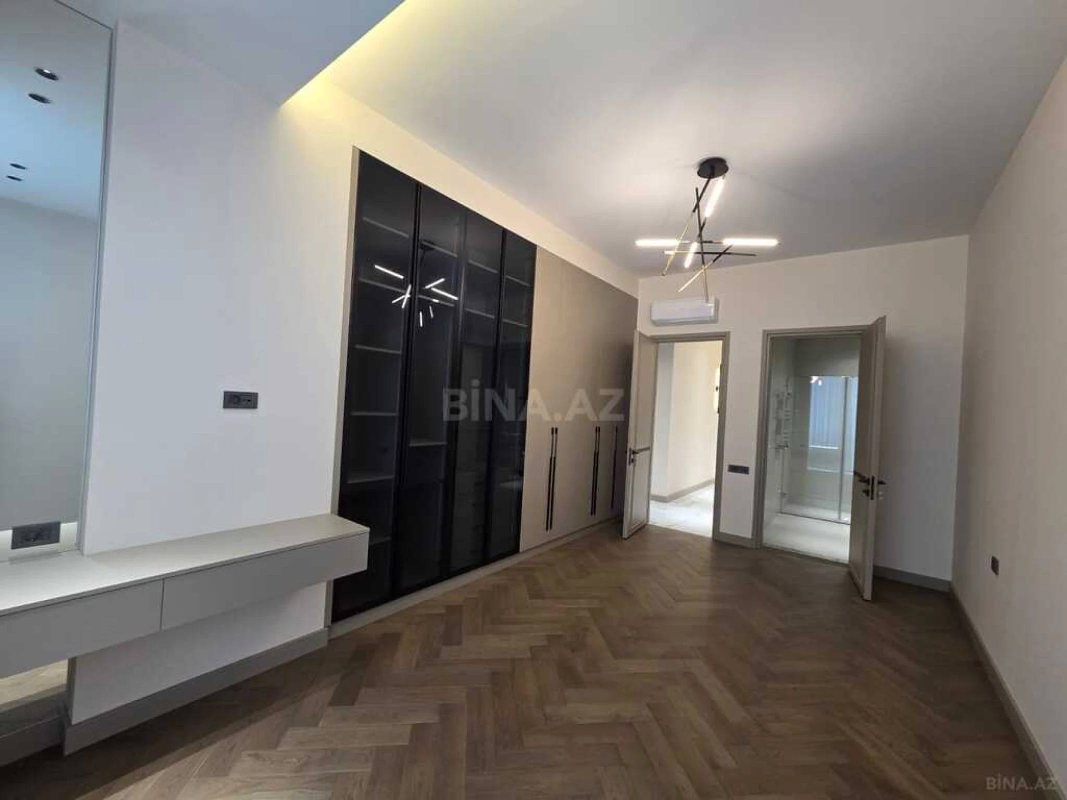 Satılır 4 otaqlı mənzil 200 m²