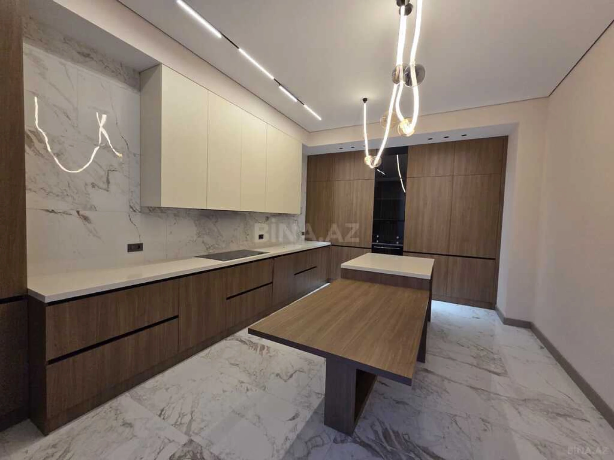 Satılır 4 otaqlı mənzil 200 m²