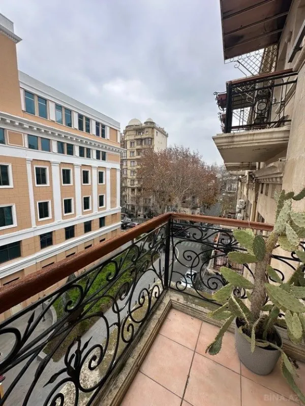 Kirayə verilir 6 otaqlı ofis 270 m²