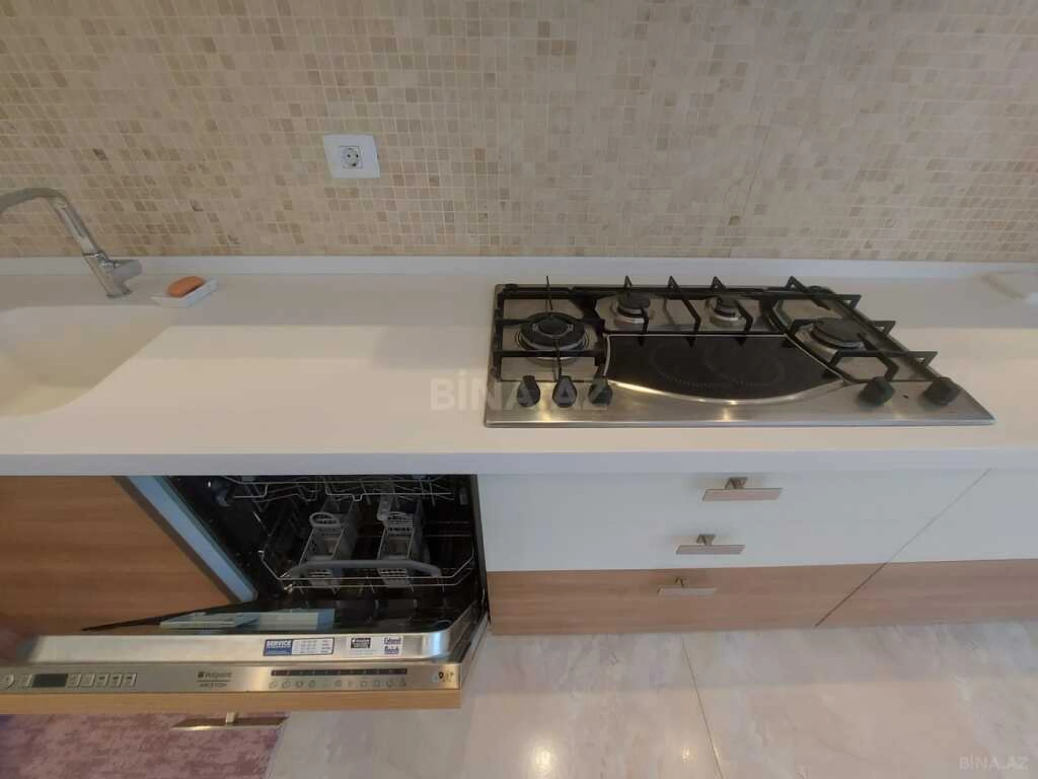 Kirayə verilir 2 otaqlı mənzil 95 m²