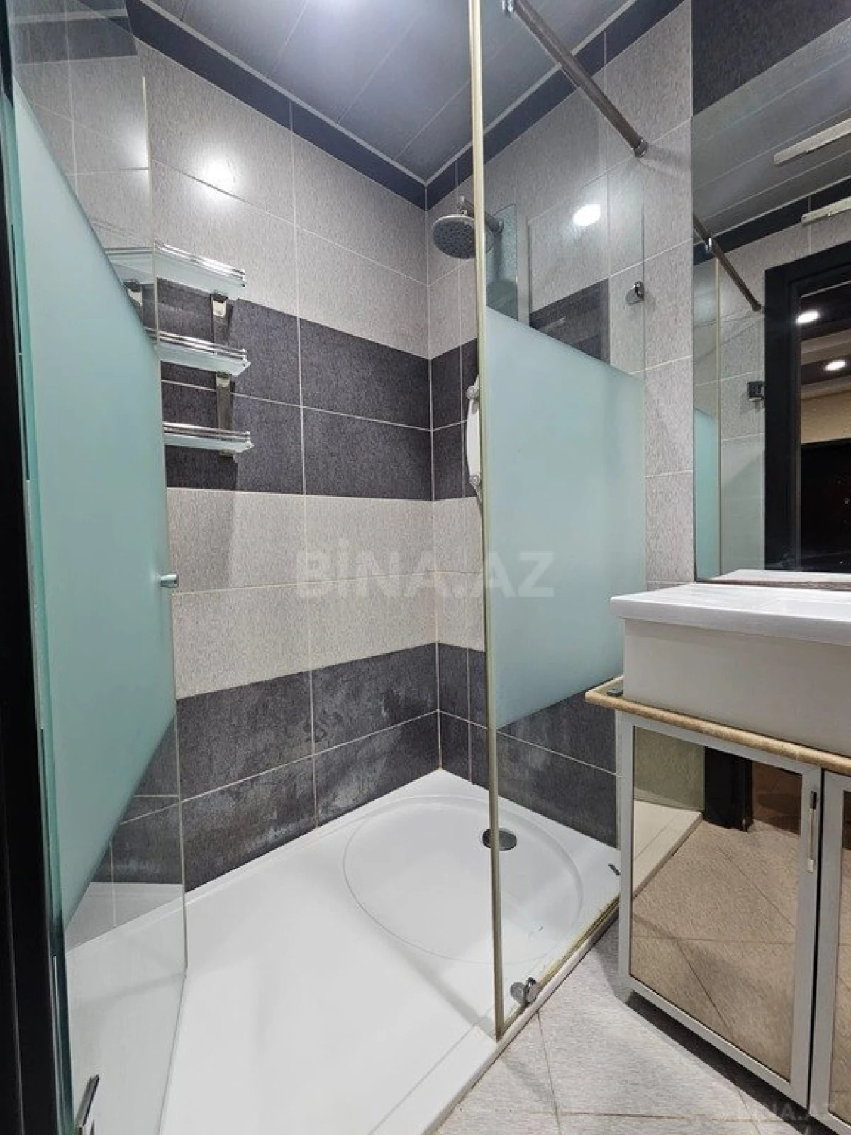 Satılır 4 otaqlı mənzil 110 m²