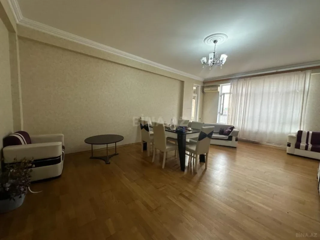 Satılır 3 otaqlı mənzil 130 m²