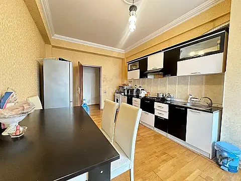 Satılır 3 otaqlı mənzil 130 m²