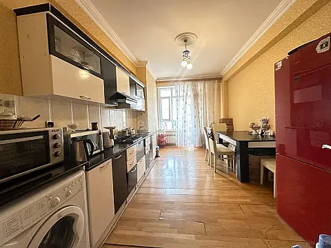 Satılır 3 otaqlı mənzil 130 m²