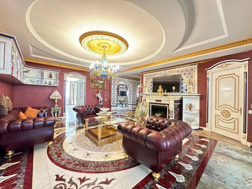 Satılır 8 otaqlı mənzil 365 m²
