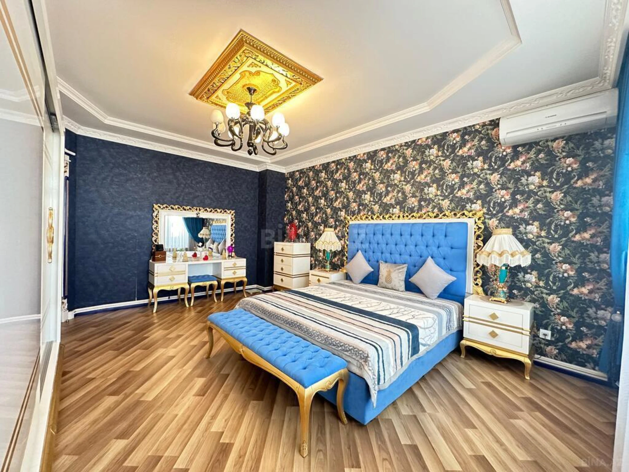 Satılır 8 otaqlı mənzil 365 m²