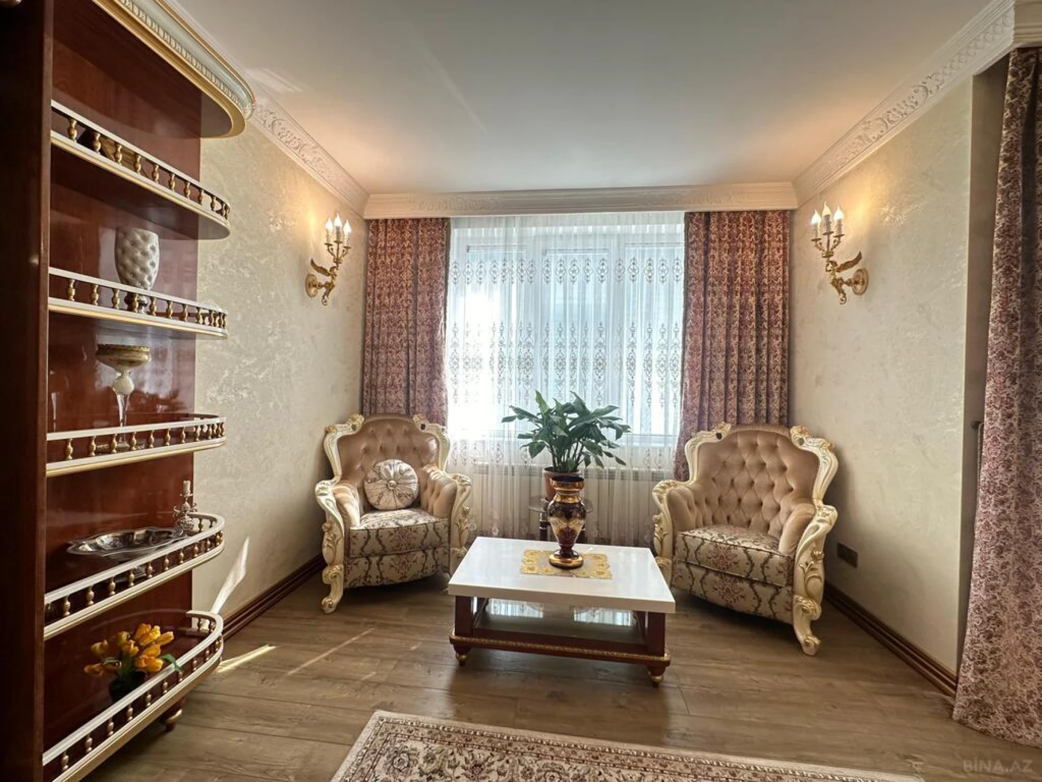 Satılır 8 otaqlı mənzil 365 m²
