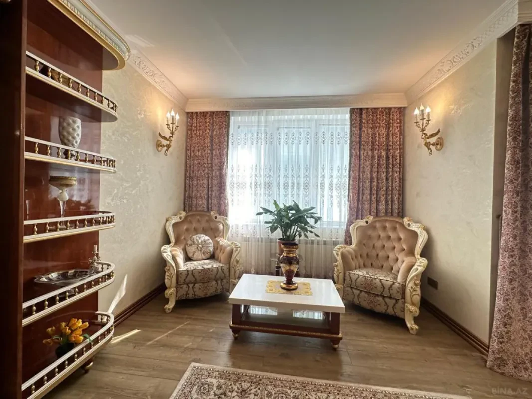 Satılır 8 otaqlı mənzil 365 m²