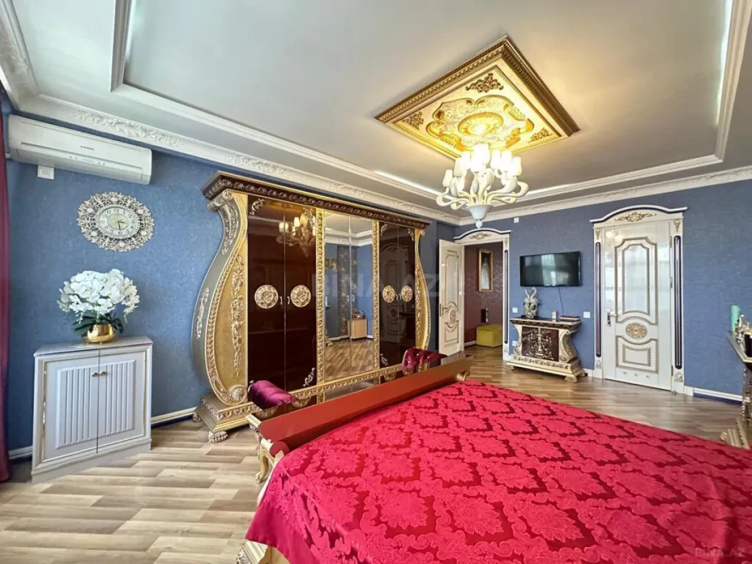 Satılır 8 otaqlı mənzil 365 m²