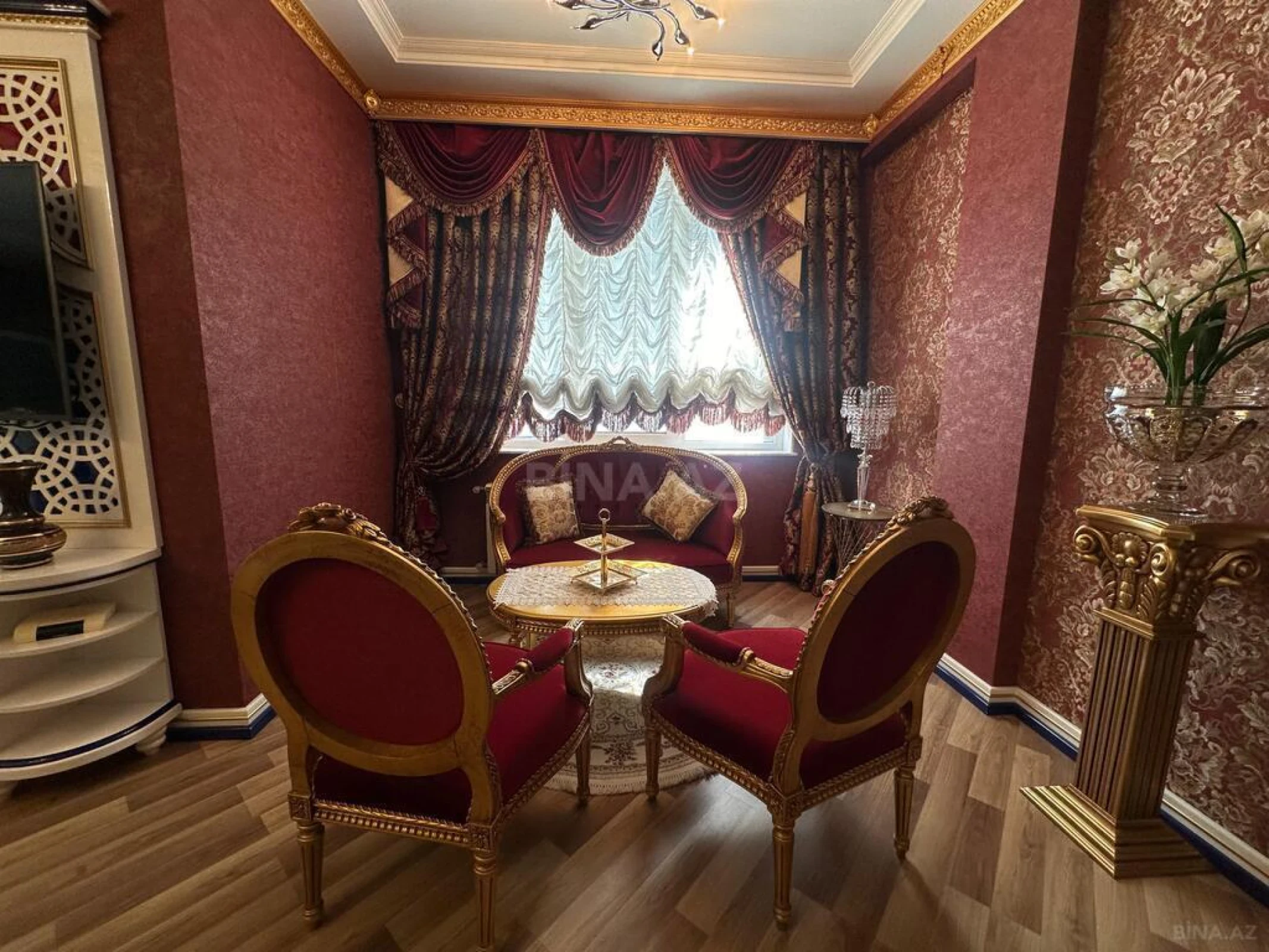 Satılır 8 otaqlı mənzil 365 m²