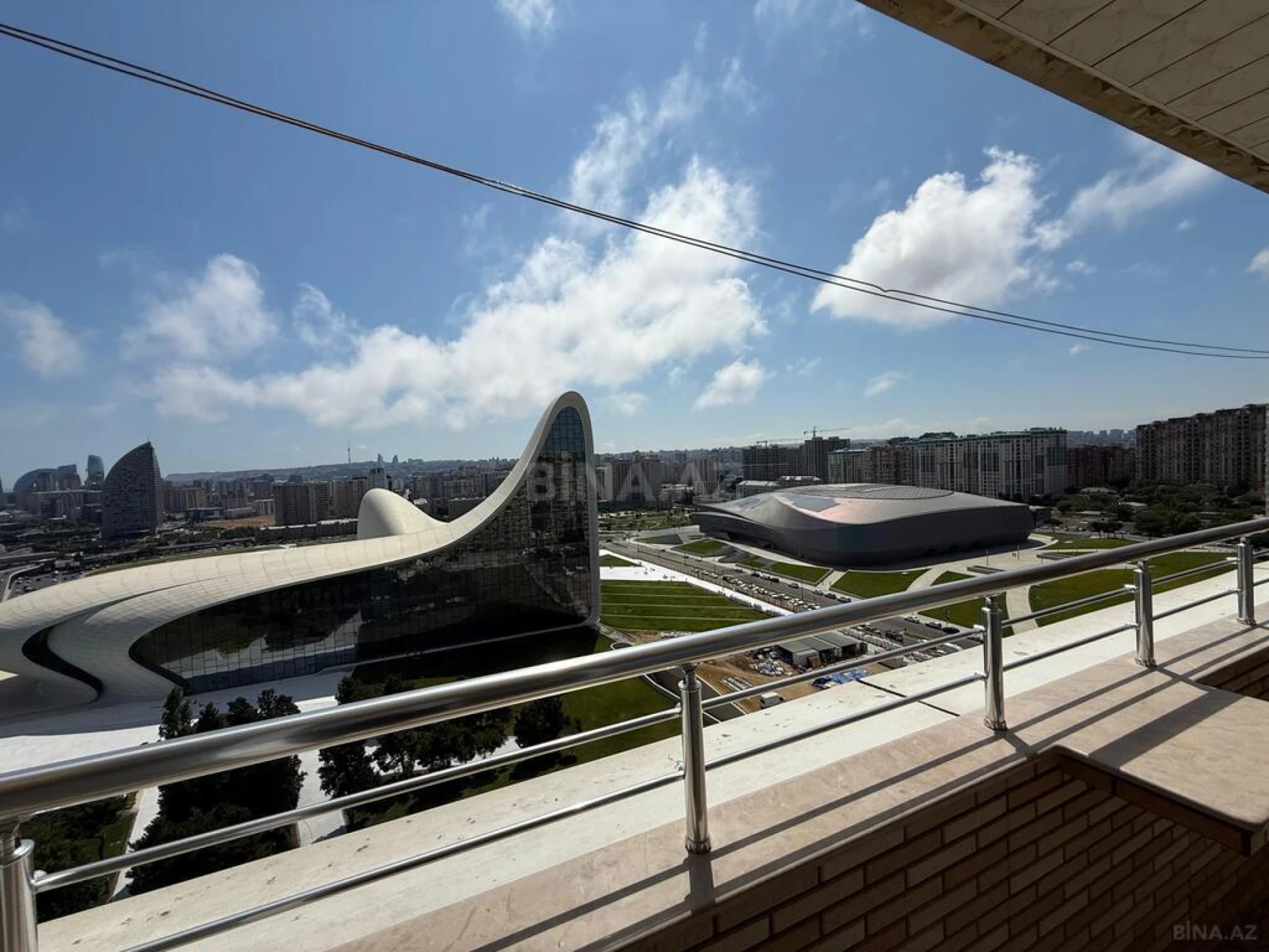 Satılır 8 otaqlı mənzil 365 m²