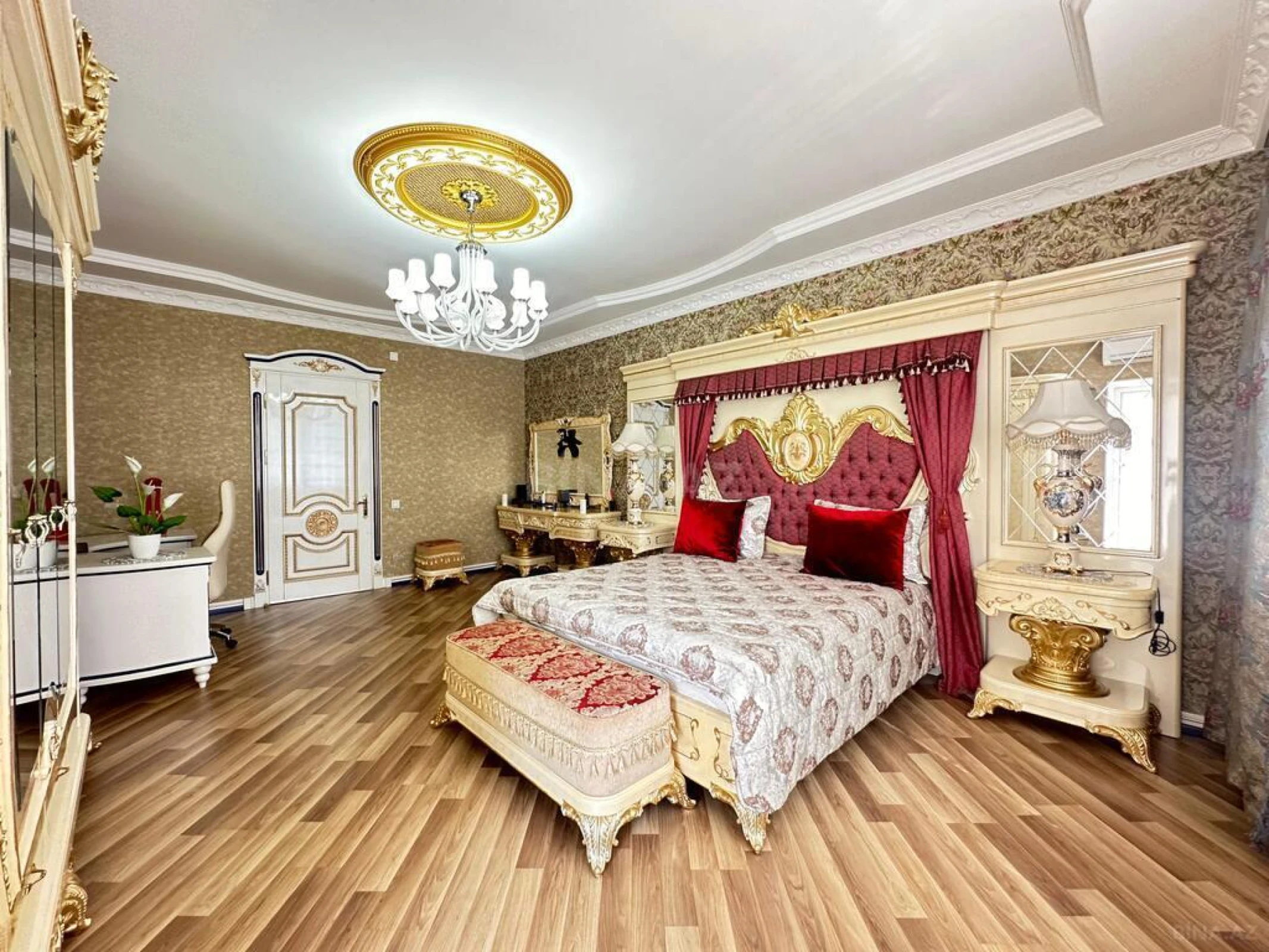 Satılır 8 otaqlı mənzil 365 m²