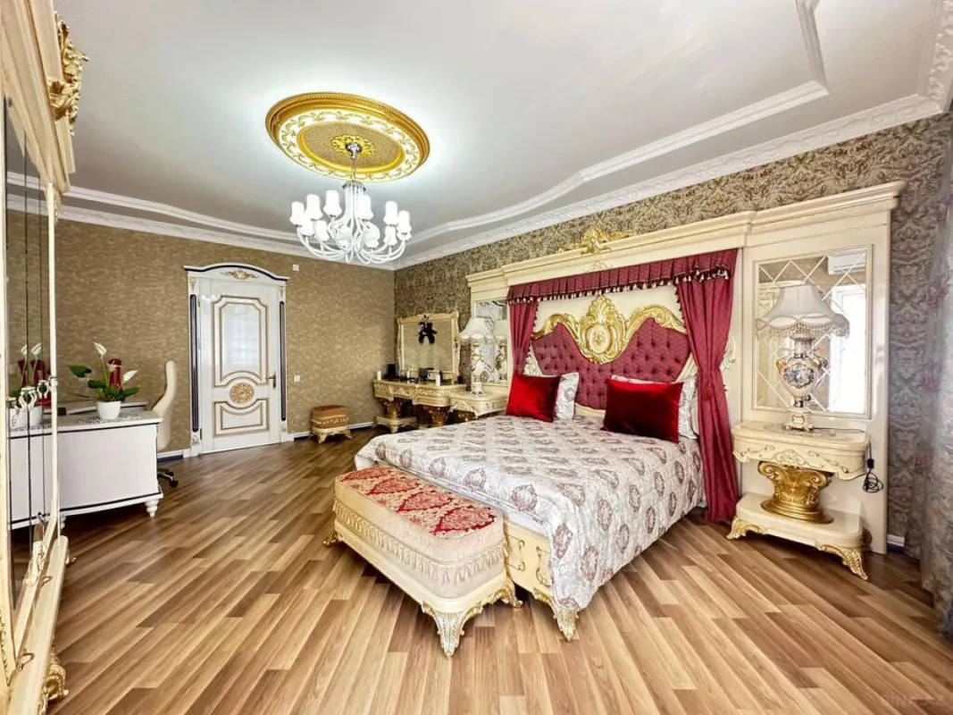 Satılır 8 otaqlı mənzil 365 m²