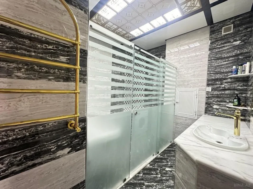 Satılır 8 otaqlı mənzil 365 m²