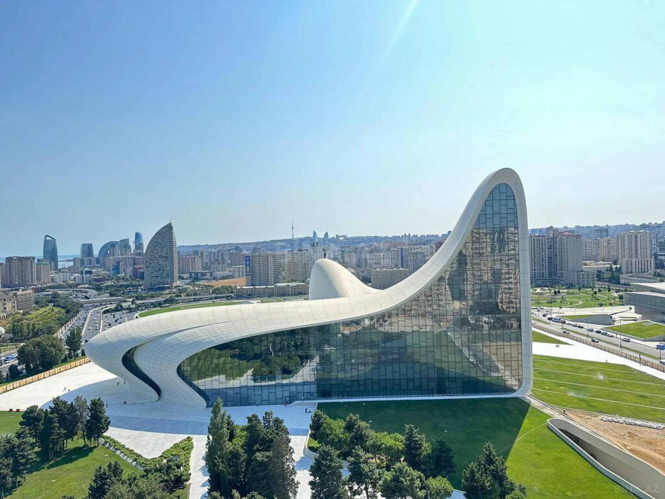 Satılır 8 otaqlı mənzil 365 m²