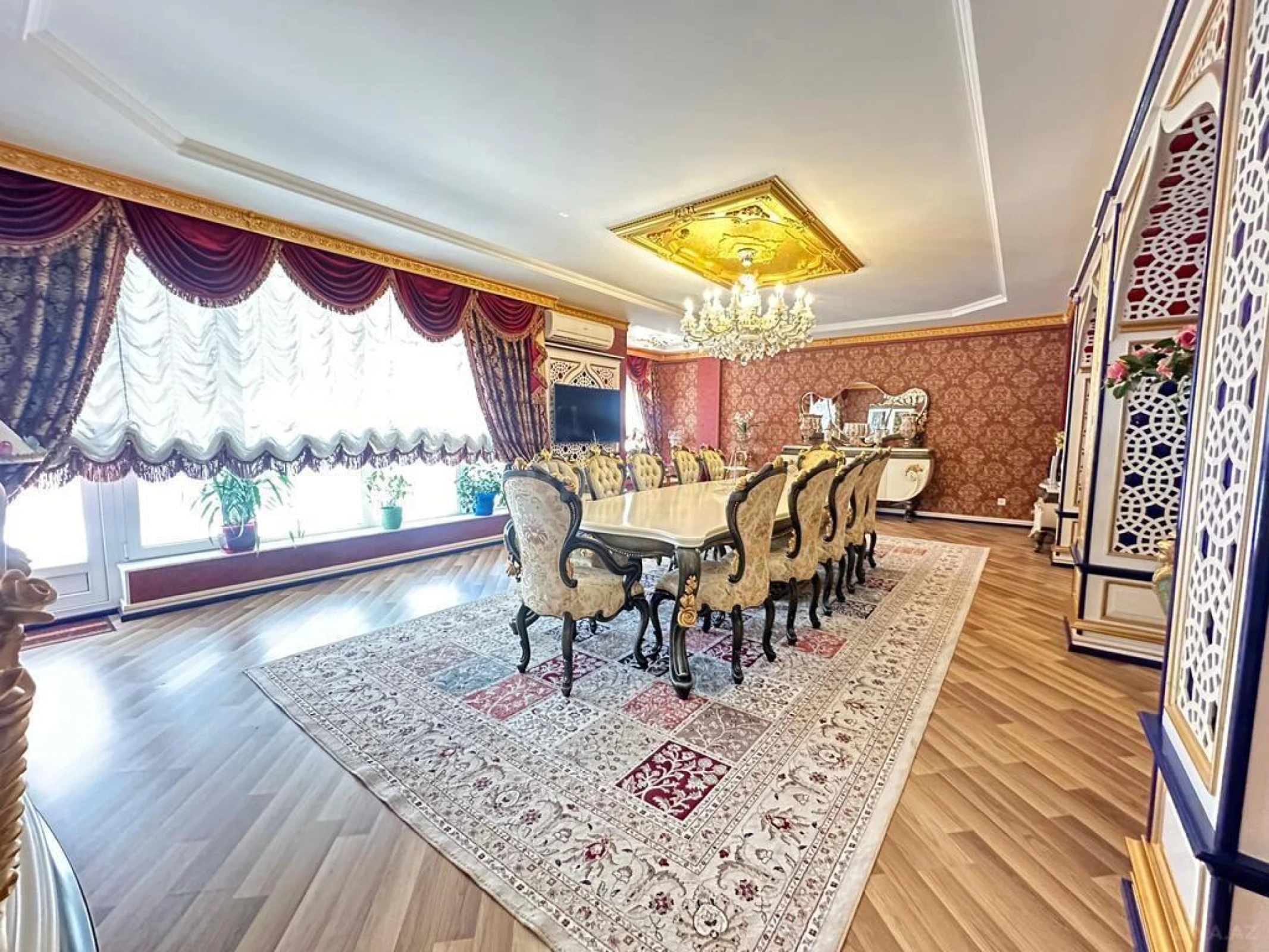 Satılır 8 otaqlı mənzil 365 m²