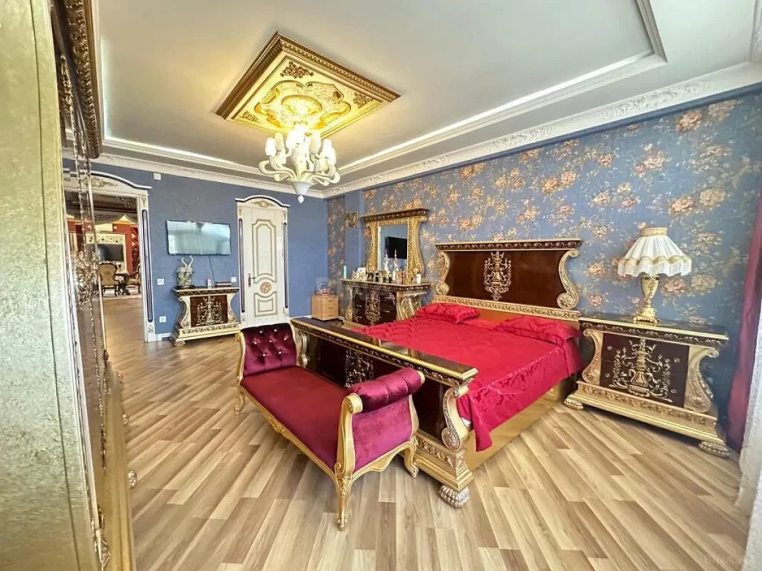 Satılır 8 otaqlı mənzil 365 m²