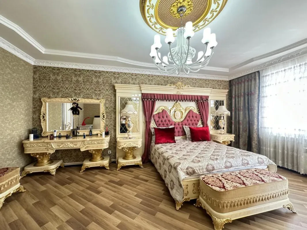 Satılır 8 otaqlı mənzil 365 m²