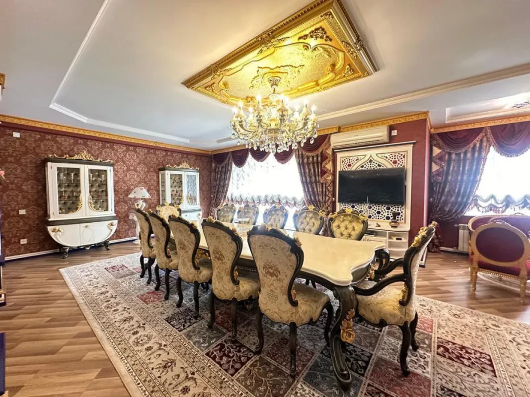 Satılır 8 otaqlı mənzil 365 m²