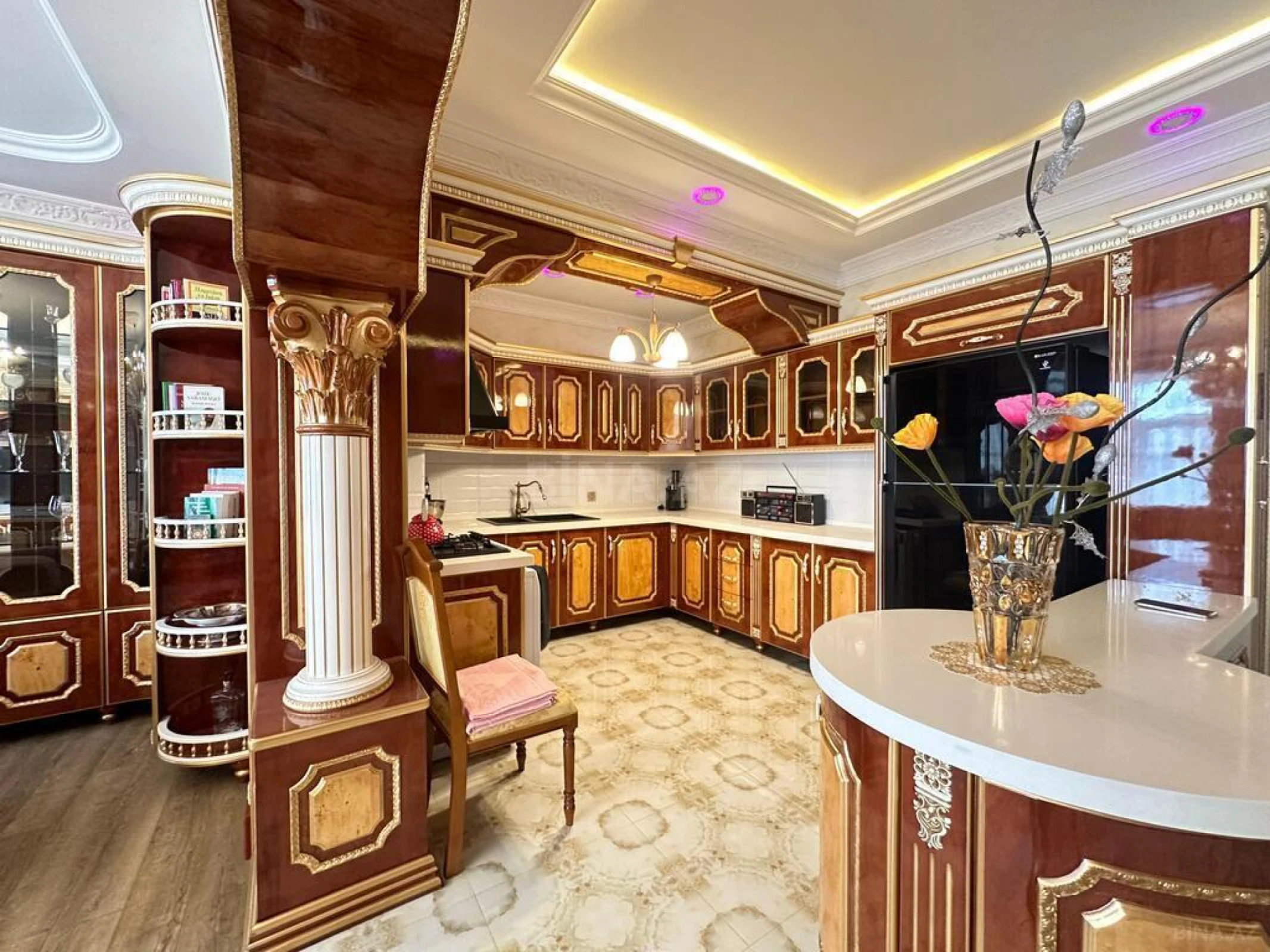 Satılır 8 otaqlı mənzil 365 m²