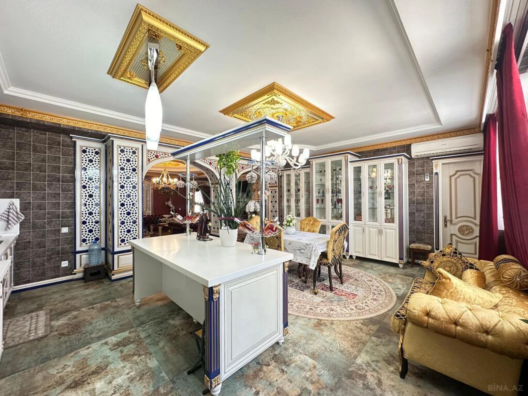 Satılır 8 otaqlı mənzil 365 m²