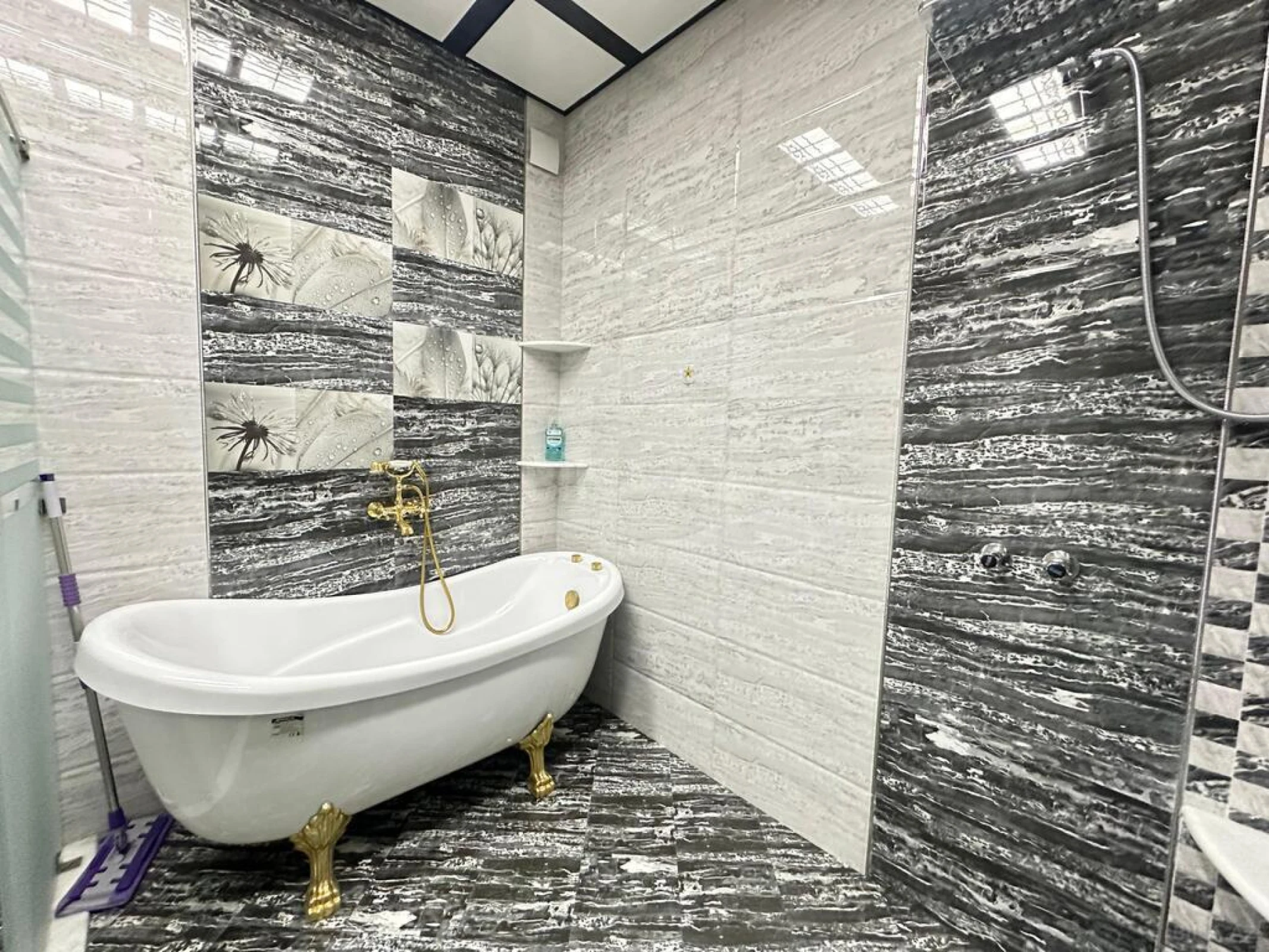 Satılır 8 otaqlı mənzil 365 m²