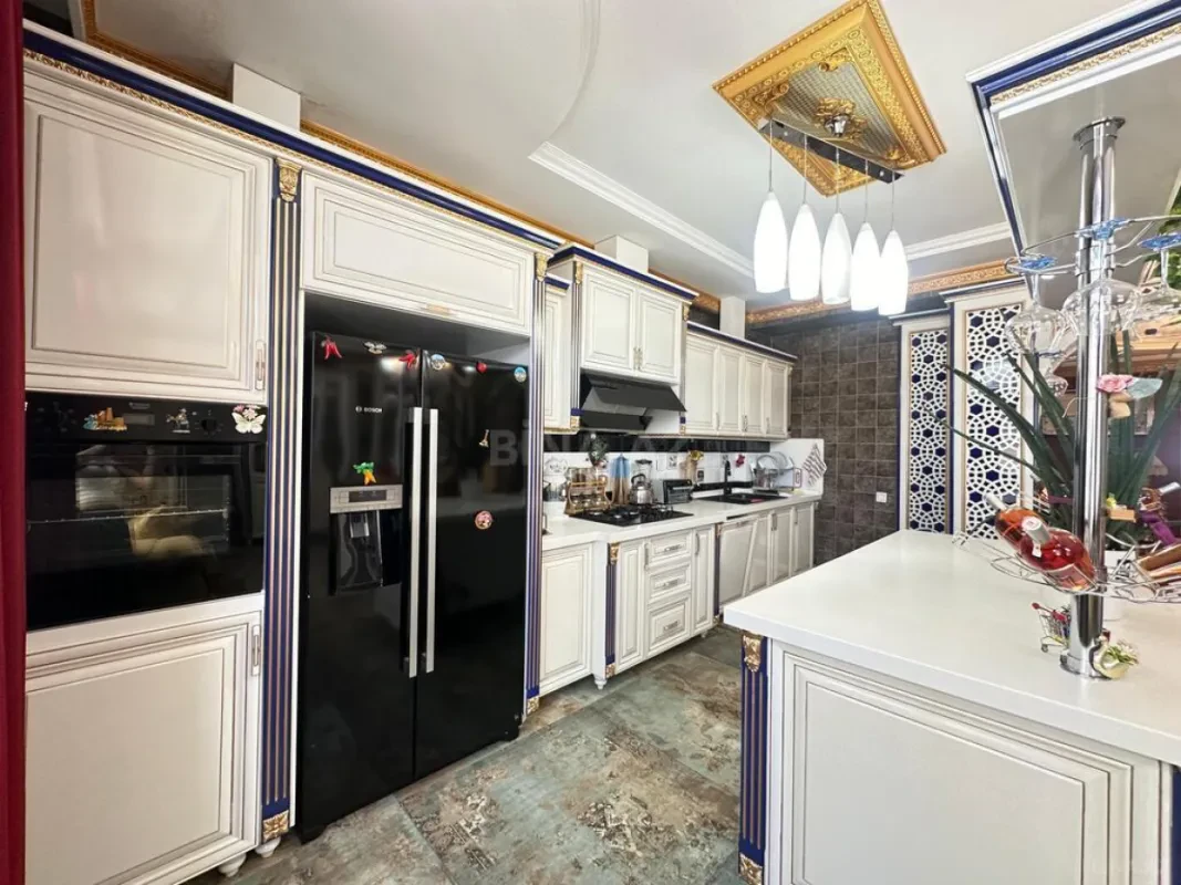 Satılır 8 otaqlı mənzil 365 m²