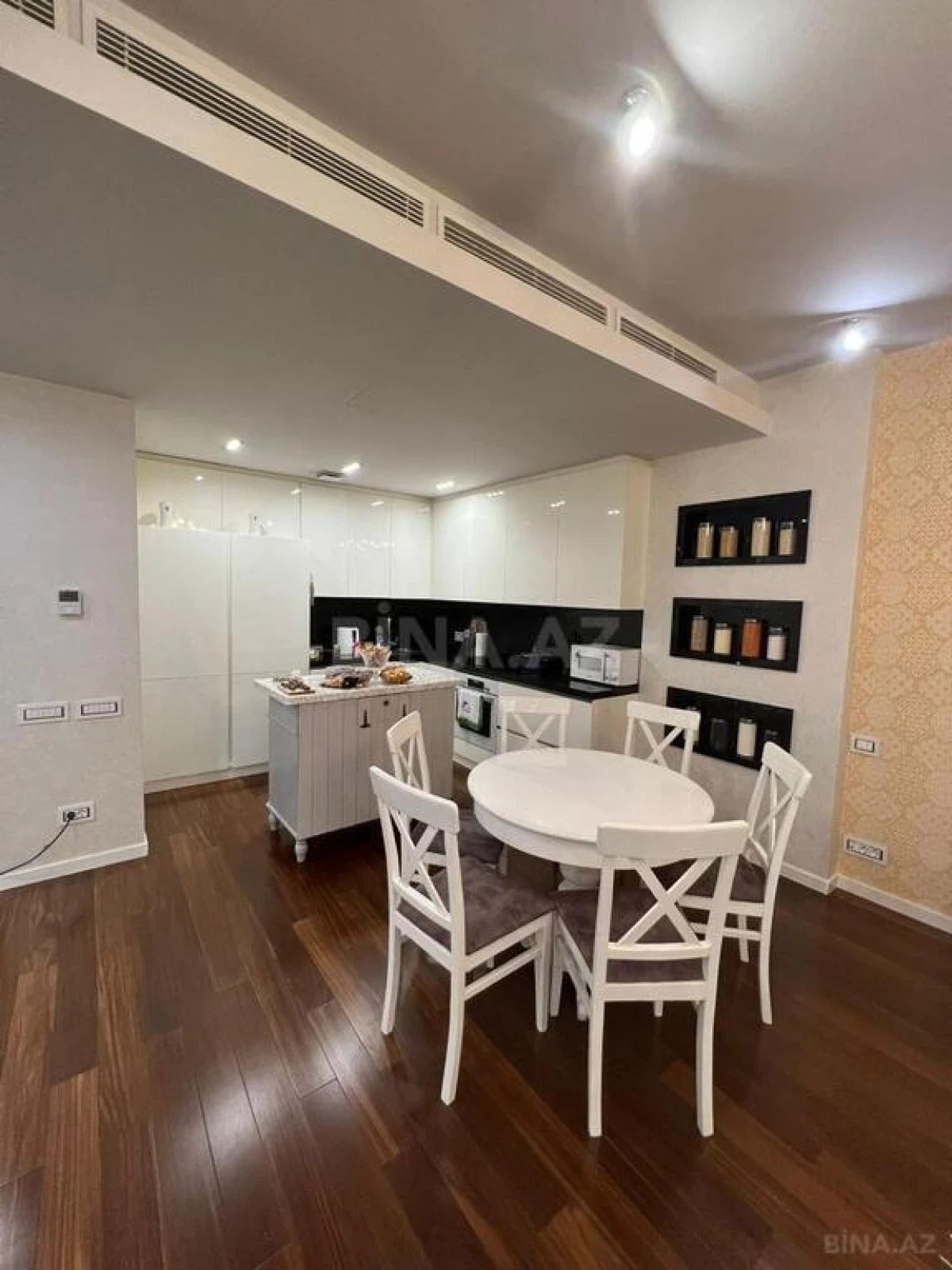 Kirayə verilir 2 otaqlı mənzil 113 m²