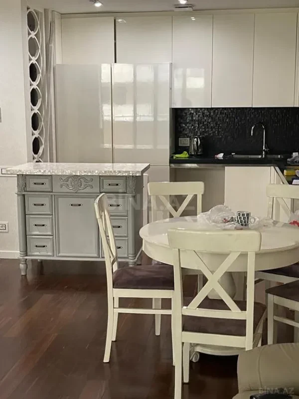 Kirayə verilir 2 otaqlı mənzil 113 m²