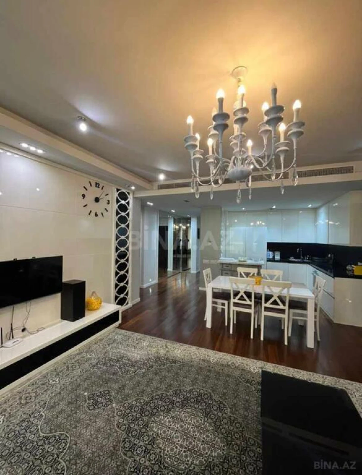 Kirayə verilir 2 otaqlı mənzil 113 m²