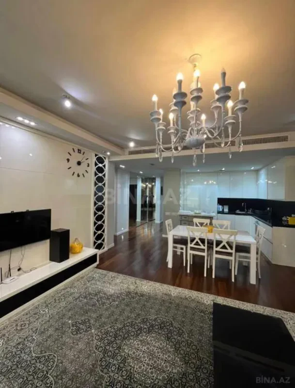 Kirayə verilir 2 otaqlı mənzil 113 m²