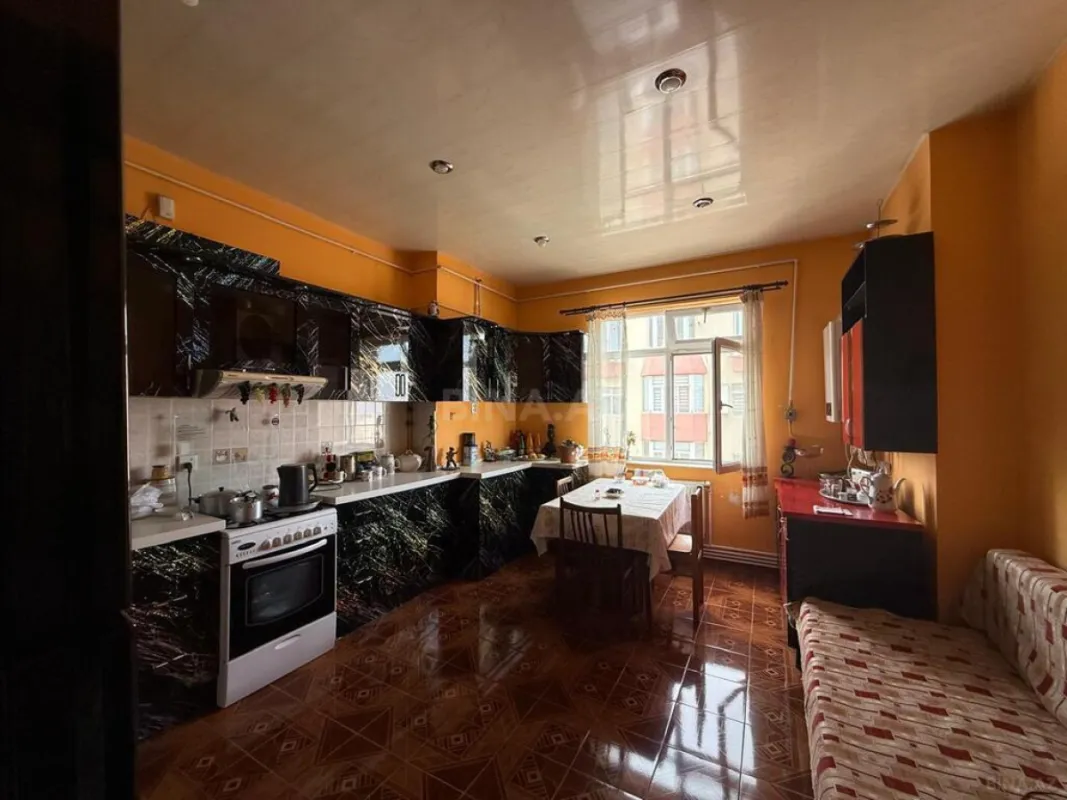 Satılır 4 otaqlı mənzil 140 m²