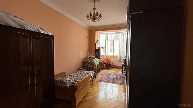 Satılır 4 otaqlı mənzil 140 m²