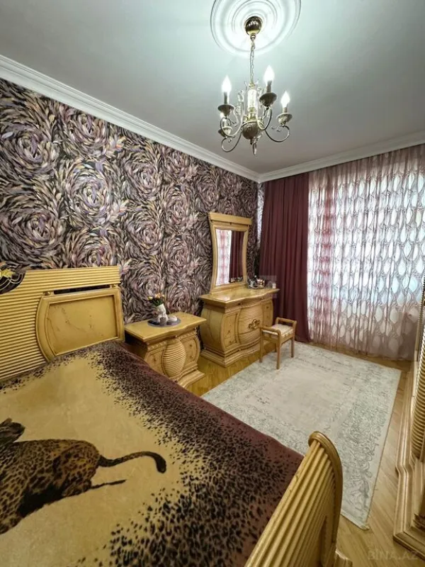 Satılır 4 otaqlı mənzil 130 m²