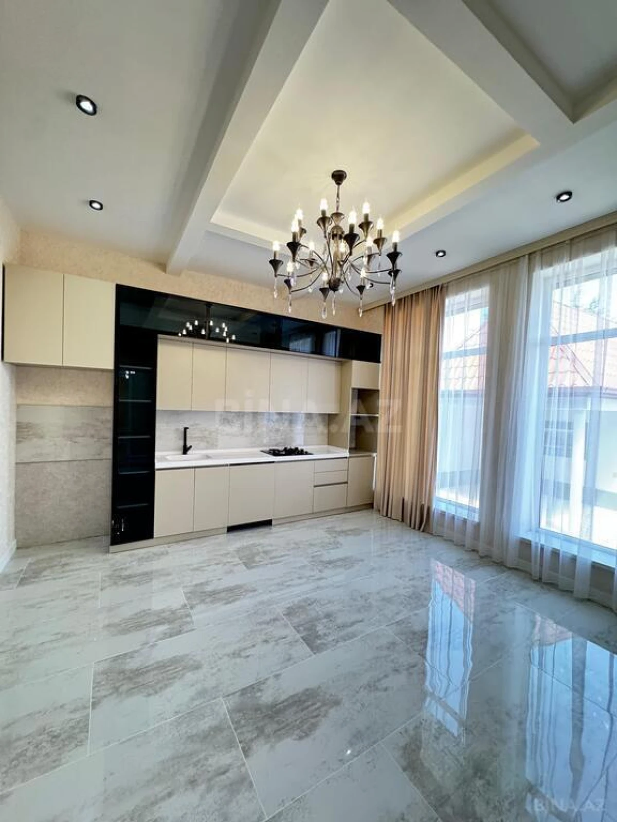 Satılır 5 otaqlı həyət evi 265 m²
