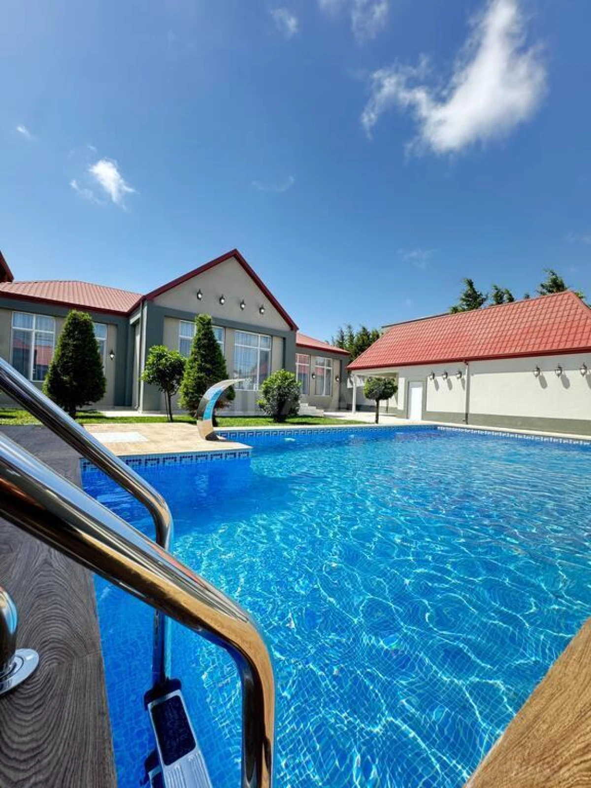 Satılır 5 otaqlı həyət evi 265 m²