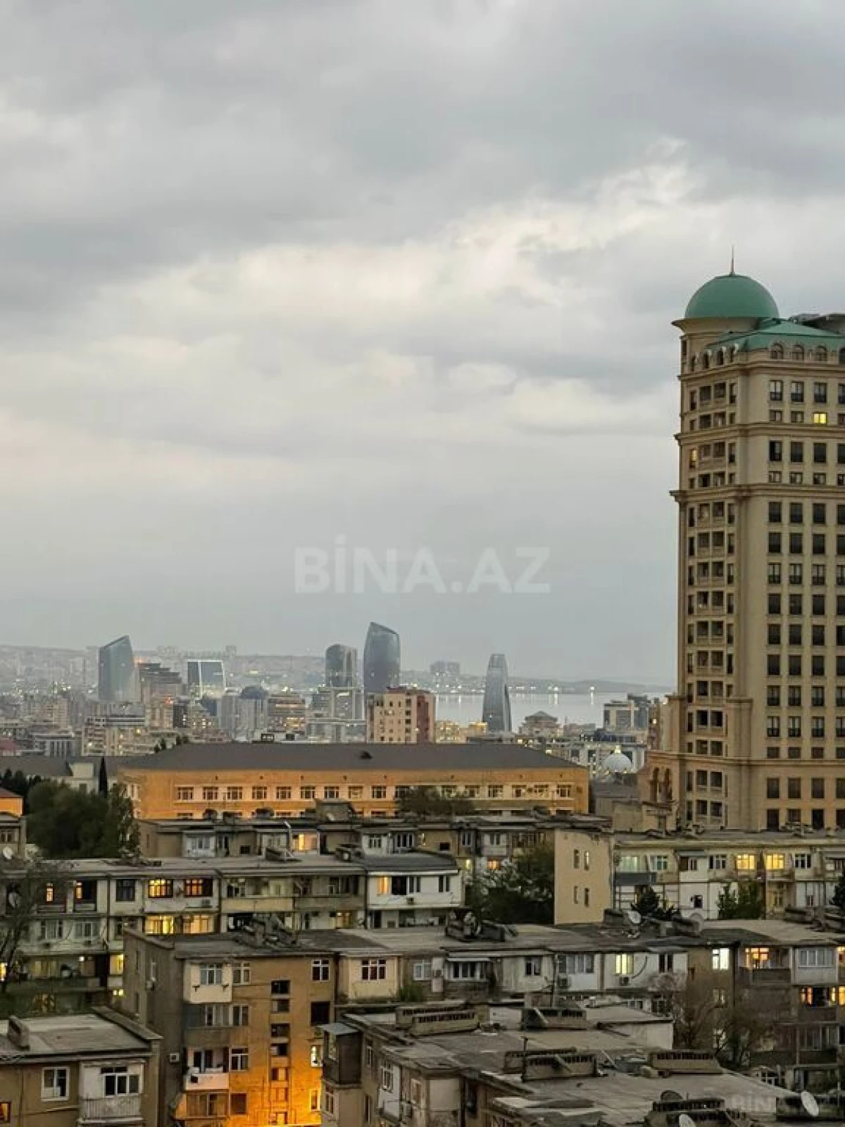 Satılır 4 otaqlı mənzil 205 m²