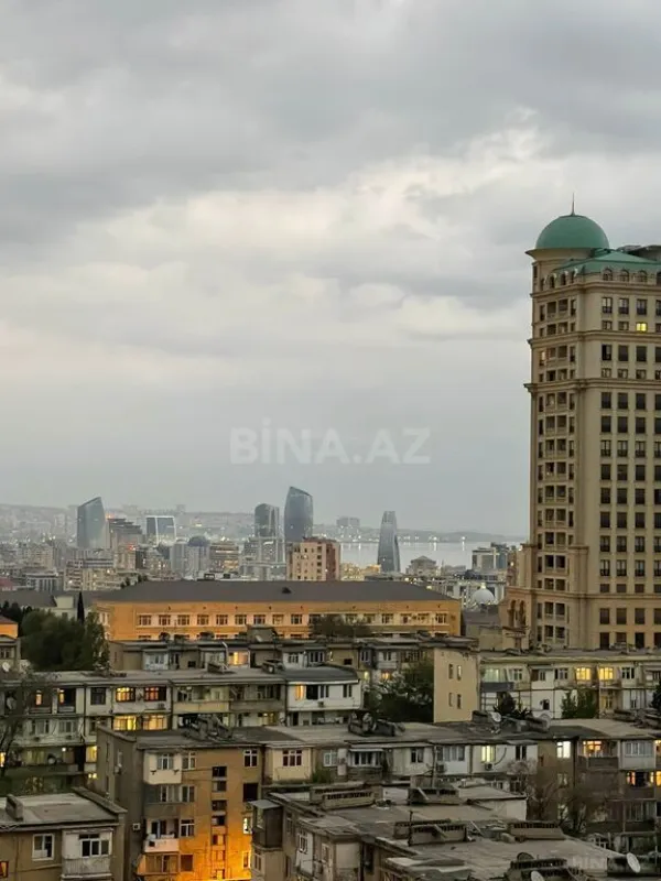 Satılır 4 otaqlı mənzil 205 m²